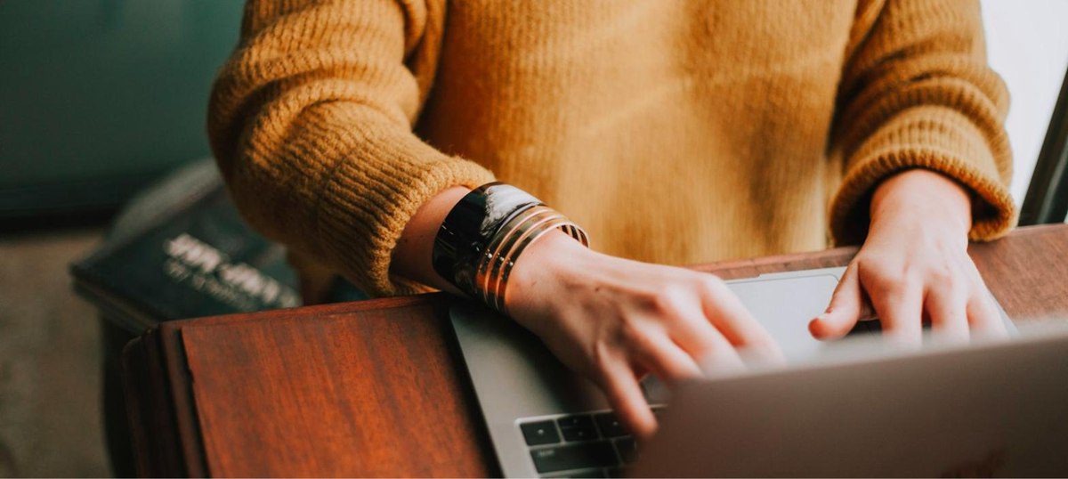 Blogger writing SEO-optimized long-form content with Writesonic's Article Writer